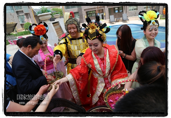 6月19日，端午節(jié)的前一天，甘肅平?jīng)鍪嗅轻紖^(qū)南山公園澳廈麗灣小區(qū)“邀請”唐朝被譽(yù)為四大美女之一的“楊貴妃”前來與市民見面，共度“端午佳節(jié)”。期間，“貴妃娘娘”由一名解說人員做向?qū)?，與小區(qū)居民一同游玩、賞景、互敬酒水、合影留念，并現(xiàn)場贈送大人小孩粽子、香包和糖果。