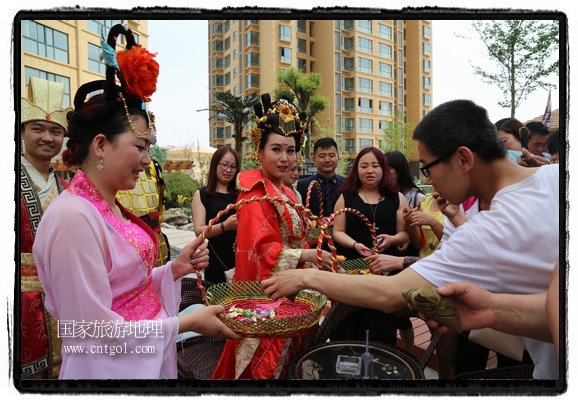 6月19日，端午節(jié)的前一天，甘肅平?jīng)鍪嗅轻紖^(qū)南山公園澳廈麗灣小區(qū)“邀請”唐朝被譽(yù)為四大美女之一的“楊貴妃”前來與市民見面，共度“端午佳節(jié)”。期間，“貴妃娘娘”由一名解說人員做向?qū)?，與小區(qū)居民一同游玩、賞景、互敬酒水、合影留念，并現(xiàn)場贈送大人小孩粽子、香包和糖果。