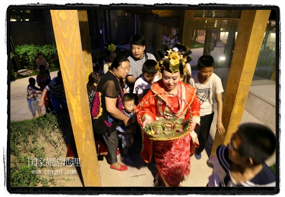 6月19日，端午節(jié)的前一天，甘肅平?jīng)鍪嗅轻紖^(qū)南山公園澳廈麗灣小區(qū)“邀請”唐朝被譽(yù)為四大美女之一的“楊貴妃”前來與市民見面，共度“端午佳節(jié)”。期間，“貴妃娘娘”由一名解說人員做向?qū)?，與小區(qū)居民一同游玩、賞景、互敬酒水、合影留念，并現(xiàn)場贈送大人小孩粽子、香包和糖果。