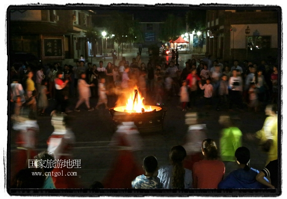 甘肅平?jīng)鍪嗅轻脊沛?zhèn)舉辦了篝火晚會(huì)，1000余名市民參與其中，大家載歌載舞，在歡快熱鬧的氣氛中為每一位父親送祝福。父親節(jié)（Father's Day），顧名思義是感恩父親的節(jié)日。約始于二十世紀(jì)初，起源于美國，現(xiàn)已廣泛流傳于世界各地，節(jié)日日期因地域而存在差異。