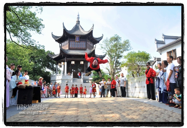 6月20日，小朋友們和中國(guó)武術(shù)愛好者們?cè)诮魇℃脑纯h熹園景區(qū)表演中國(guó)傳統(tǒng)的中國(guó)武術(shù)功夫，吸引許多游人前來(lái)駐足觀看。當(dāng)日是中國(guó)傳統(tǒng)的端午節(jié)，江西省婺源縣的中國(guó)武術(shù)愛好者們通過(guò)表演中國(guó)武術(shù)功夫，打太極，表演了少林棍、硬氣功、自選拳等少林寺功夫，讓孩子們從小學(xué)習(xí)中國(guó)武術(shù)，傳承中國(guó)武德，感受先人過(guò)端午的氛圍。