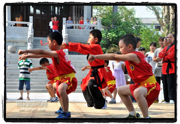 6月20日，小朋友們和中國(guó)武術(shù)愛好者們?cè)诮魇℃脑纯h熹園景區(qū)表演中國(guó)傳統(tǒng)的中國(guó)武術(shù)功夫，吸引許多游人前來(lái)駐足觀看。當(dāng)日是中國(guó)傳統(tǒng)的端午節(jié)，江西省婺源縣的中國(guó)武術(shù)愛好者們通過(guò)表演中國(guó)武術(shù)功夫，打太極，表演了少林棍、硬氣功、自選拳等少林寺功夫，讓孩子們從小學(xué)習(xí)中國(guó)武術(shù)，傳承中國(guó)武德，感受先人過(guò)端午的氛圍。