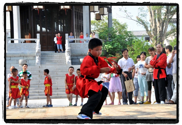 6月20日，小朋友們和中國(guó)武術(shù)愛好者們?cè)诮魇℃脑纯h熹園景區(qū)表演中國(guó)傳統(tǒng)的中國(guó)武術(shù)功夫，吸引許多游人前來(lái)駐足觀看。當(dāng)日是中國(guó)傳統(tǒng)的端午節(jié)，江西省婺源縣的中國(guó)武術(shù)愛好者們通過(guò)表演中國(guó)武術(shù)功夫，打太極，表演了少林棍、硬氣功、自選拳等少林寺功夫，讓孩子們從小學(xué)習(xí)中國(guó)武術(shù)，傳承中國(guó)武德，感受先人過(guò)端午的氛圍。