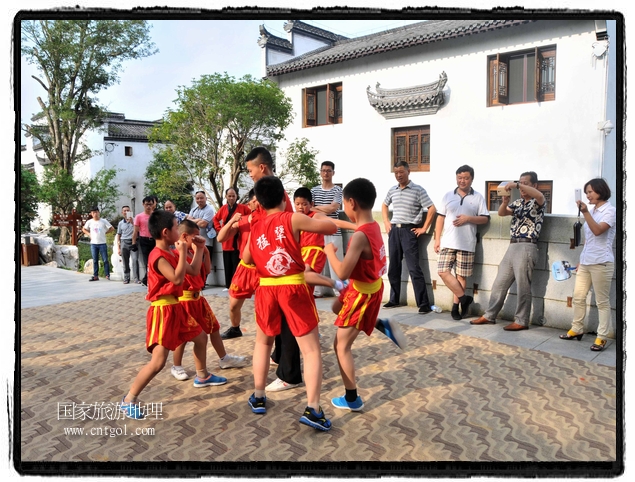 6月20日，小朋友們和中國(guó)武術(shù)愛好者們?cè)诮魇℃脑纯h熹園景區(qū)表演中國(guó)傳統(tǒng)的中國(guó)武術(shù)功夫，吸引許多游人前來(lái)駐足觀看。當(dāng)日是中國(guó)傳統(tǒng)的端午節(jié)，江西省婺源縣的中國(guó)武術(shù)愛好者們通過(guò)表演中國(guó)武術(shù)功夫，打太極，表演了少林棍、硬氣功、自選拳等少林寺功夫，讓孩子們從小學(xué)習(xí)中國(guó)武術(shù)，傳承中國(guó)武德，感受先人過(guò)端午的氛圍。