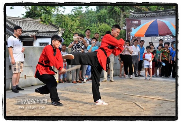 6月20日，小朋友們和中國(guó)武術(shù)愛好者們?cè)诮魇℃脑纯h熹園景區(qū)表演中國(guó)傳統(tǒng)的中國(guó)武術(shù)功夫，吸引許多游人前來(lái)駐足觀看。當(dāng)日是中國(guó)傳統(tǒng)的端午節(jié)，江西省婺源縣的中國(guó)武術(shù)愛好者們通過(guò)表演中國(guó)武術(shù)功夫，打太極，表演了少林棍、硬氣功、自選拳等少林寺功夫，讓孩子們從小學(xué)習(xí)中國(guó)武術(shù)，傳承中國(guó)武德，感受先人過(guò)端午的氛圍。